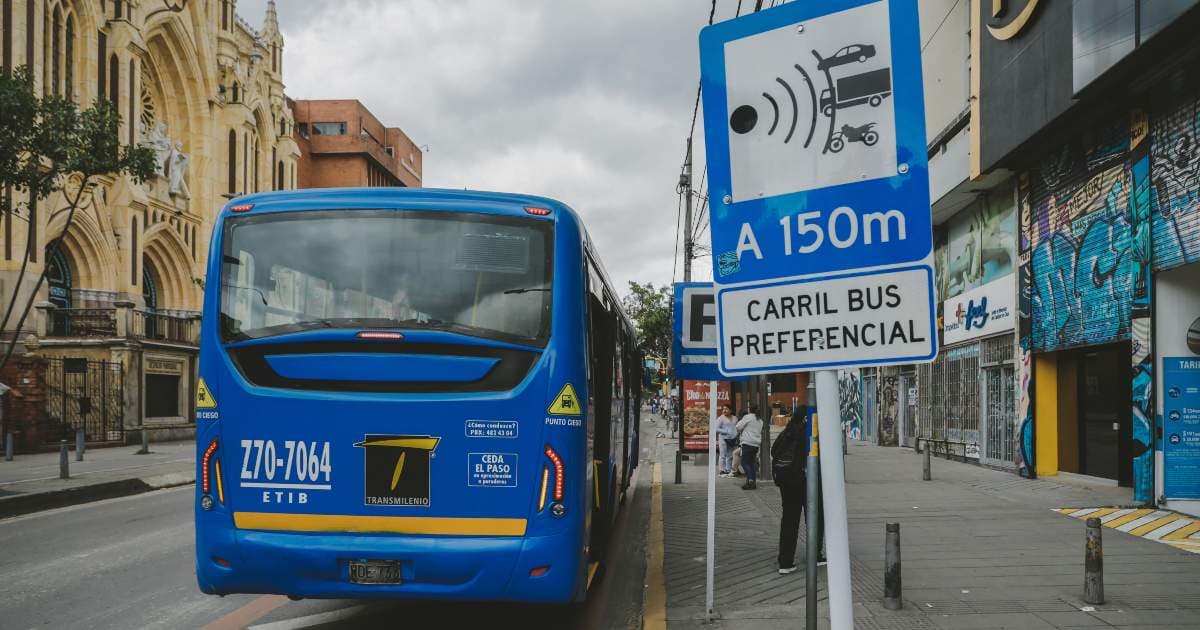 Foto de un bus del SITP junto con una señal que avisa la cámara de fotodetección