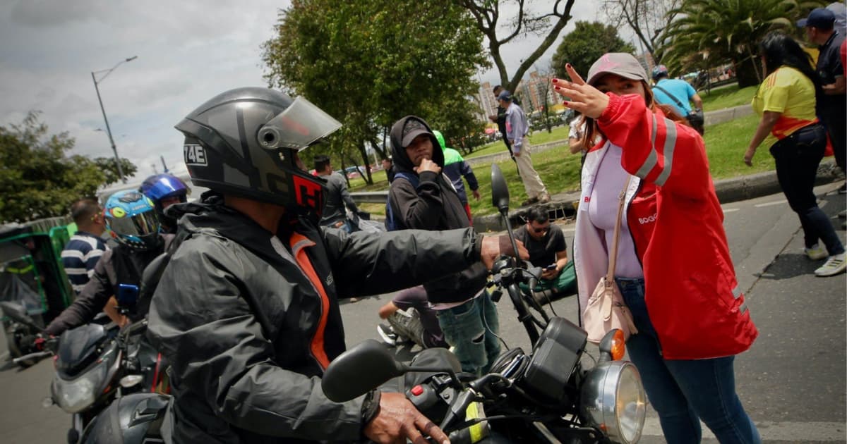 Gestora de convivencia ayudando en las marchas de motociclistas para recrear cómo sería el trabajo del los gestores del orden