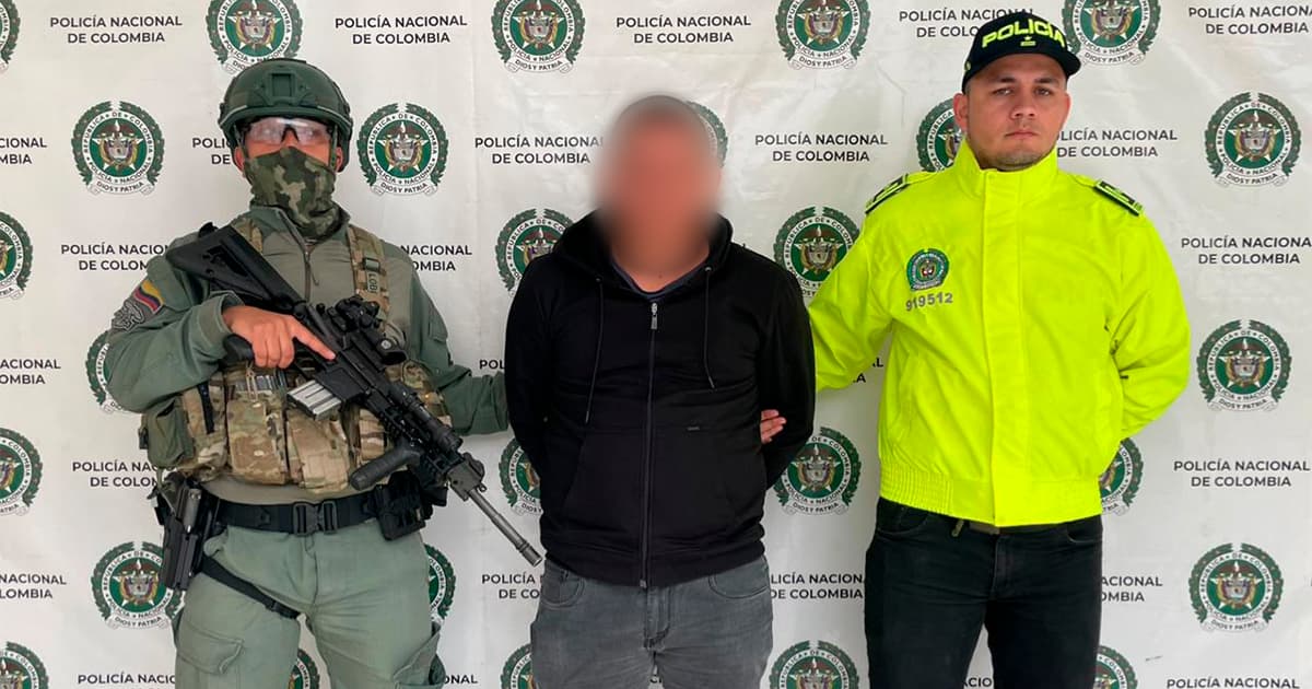 En la foto el capturado con los policías 