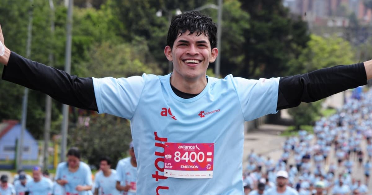 Imagen de un corredor de atletismo sonriendo 