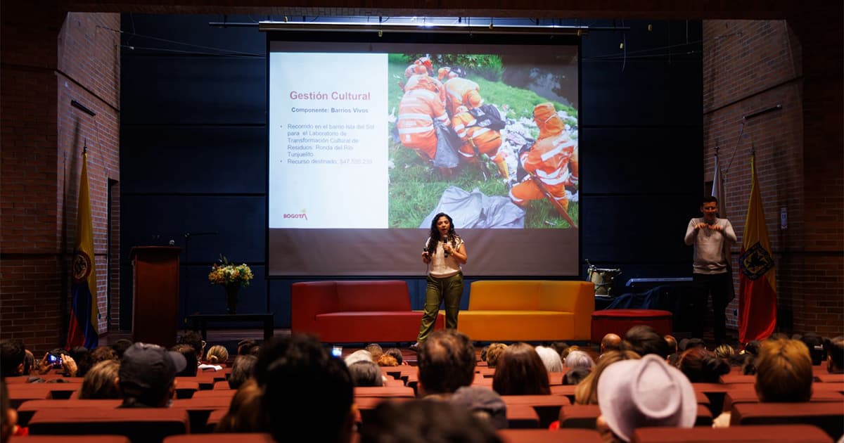 En la foto la alcaldesa local de Tunjuelito hablándole a los asistentes al evento