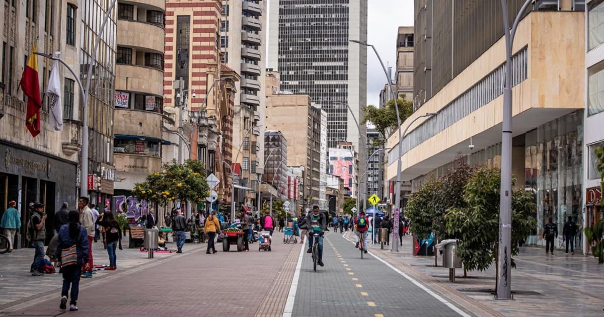 Cicloruta y corredor de la carrera Séptima 