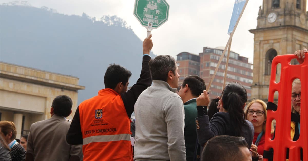 Foto de personas participando en un simulacro en Bogotá