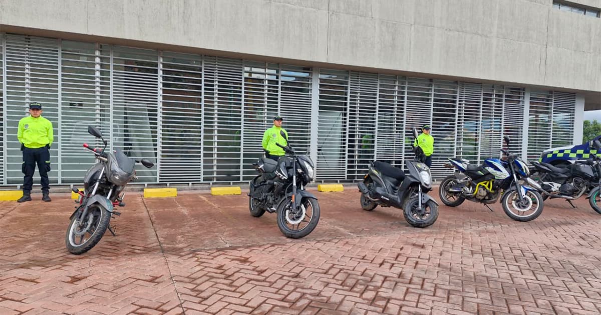 En la foto policías con las motocicletas recuperadas al sur de Bogotá