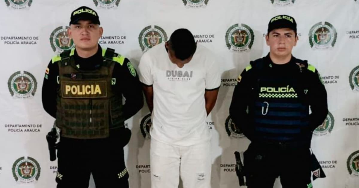 En la foto un capturado y dos policías