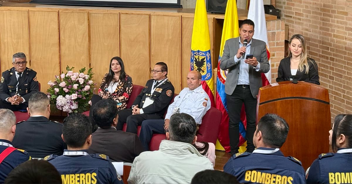En la foto los panelistas del primer Diplomado de Equipos Especializados 