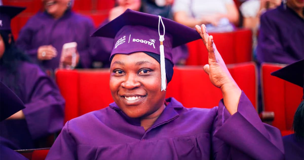 En la foto está Rosa en su graduación