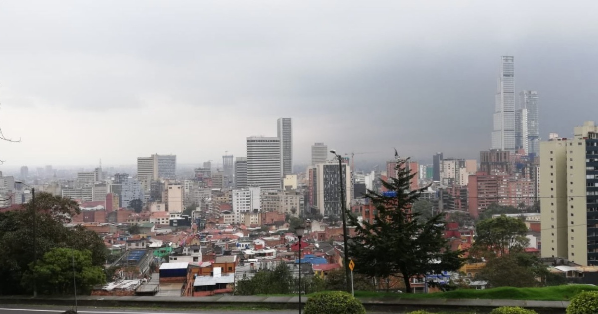 Imagen de una panorámica de la ciudad de Bogotá donde se aprecian el cielo nublado y edificaciones.