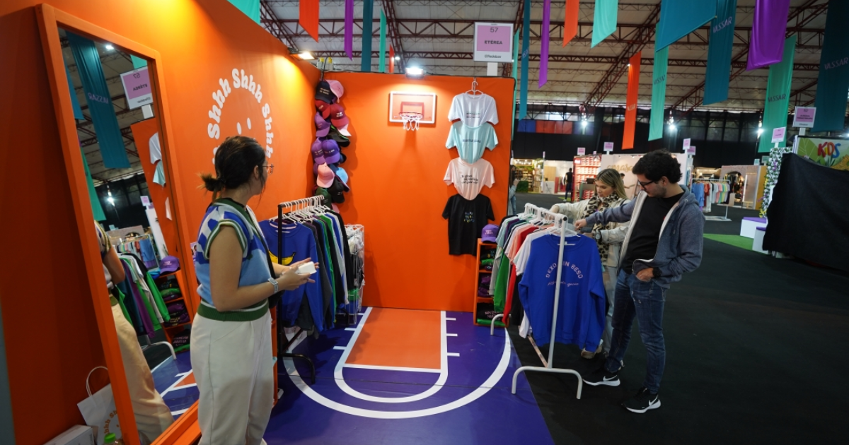 Imagen de emprendedor mostrando sus productos en un stand.