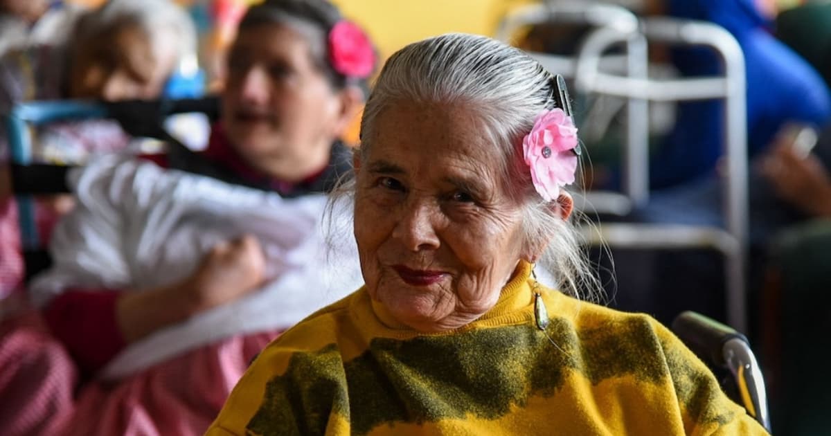 Mujer persona mayor sonriendo
