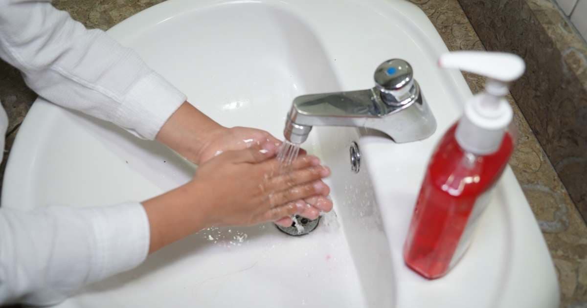 Imagen que muestra una persona lavándose las manos