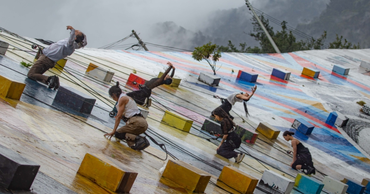 Imagen de varias personas atadas a un arnés realizando acrobacias