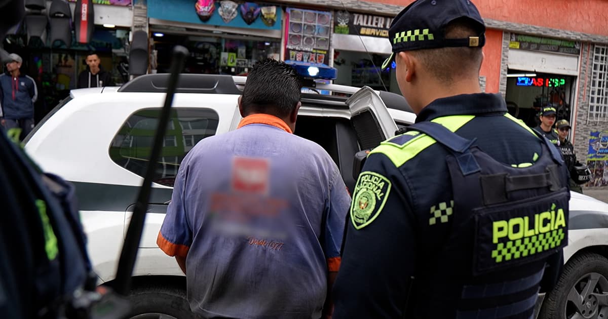 En la foto un hombre detenido que tenía una orden de captura vigente por falsedad en documento público.