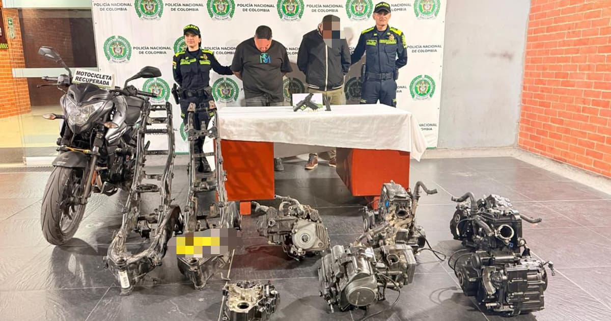 En la foto dos detenidos por hurto de autopartes 