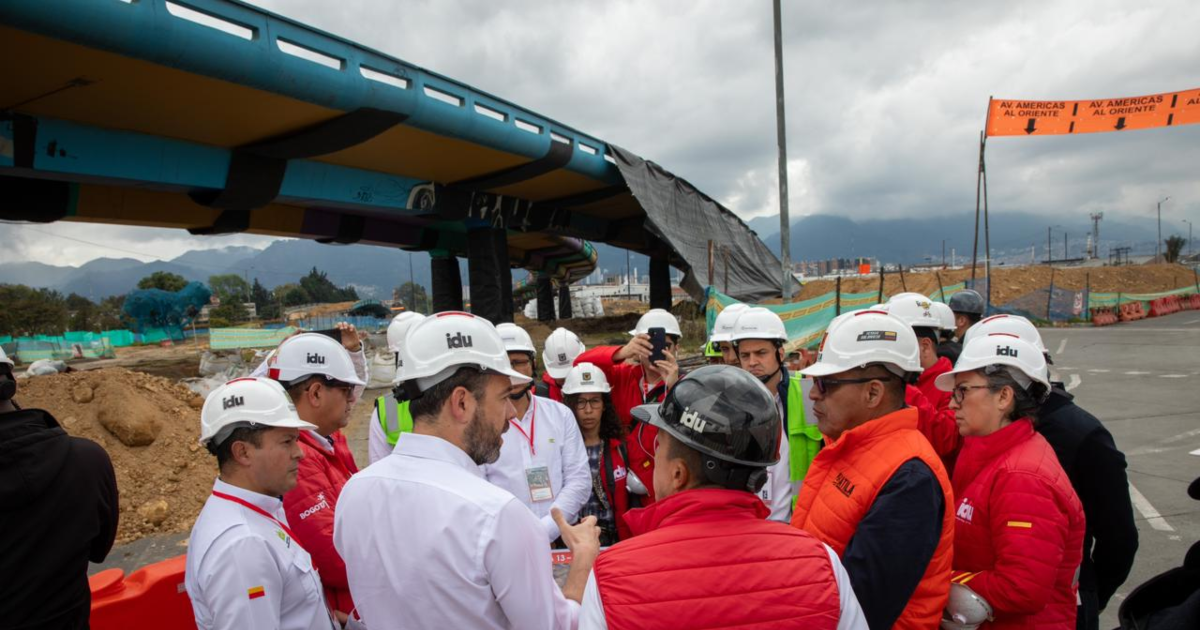 Imagen de funcionarios y al fondo el demolido puente