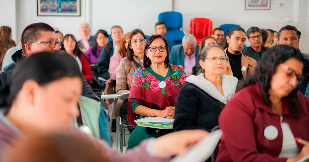 En la foto varias mujeres participando de una charla del IDPAC