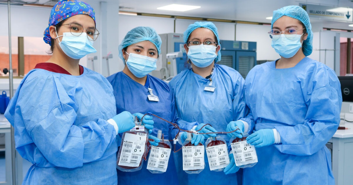 Foto de unas doctoras con bolsas de sangre o+
