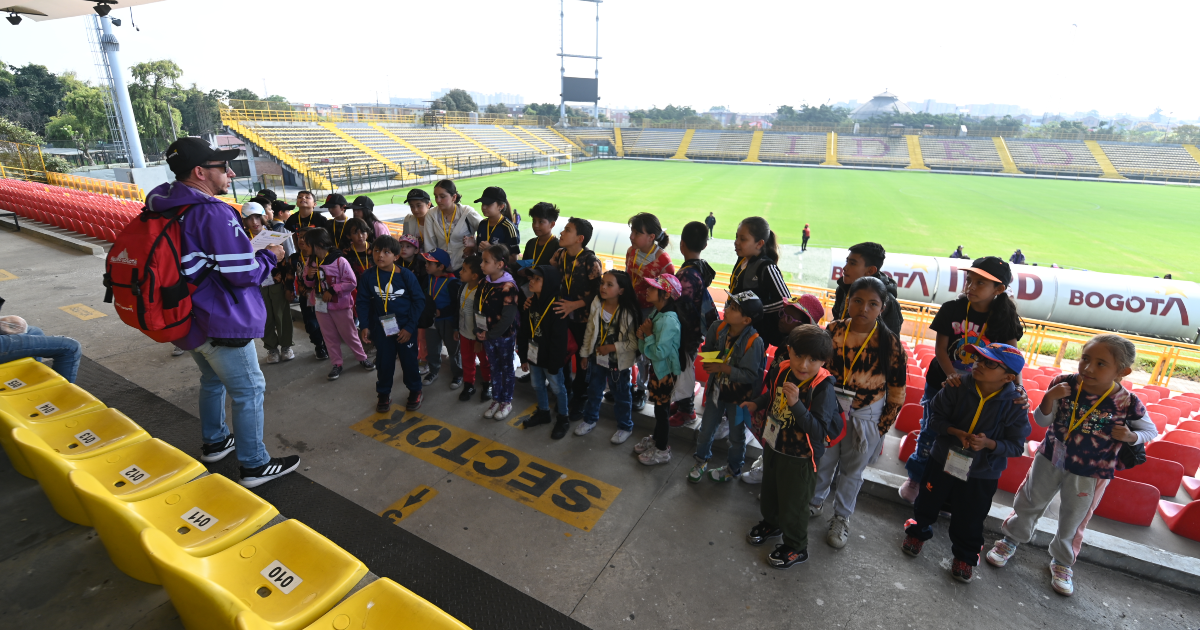 Imagen de grupo de niños visitando el estadio