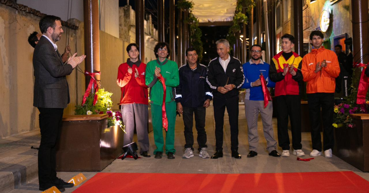 Imagen del alcalde Carlos Fernando Galán aplaudiendo junto a mensajeros en la calle recién inaugurada