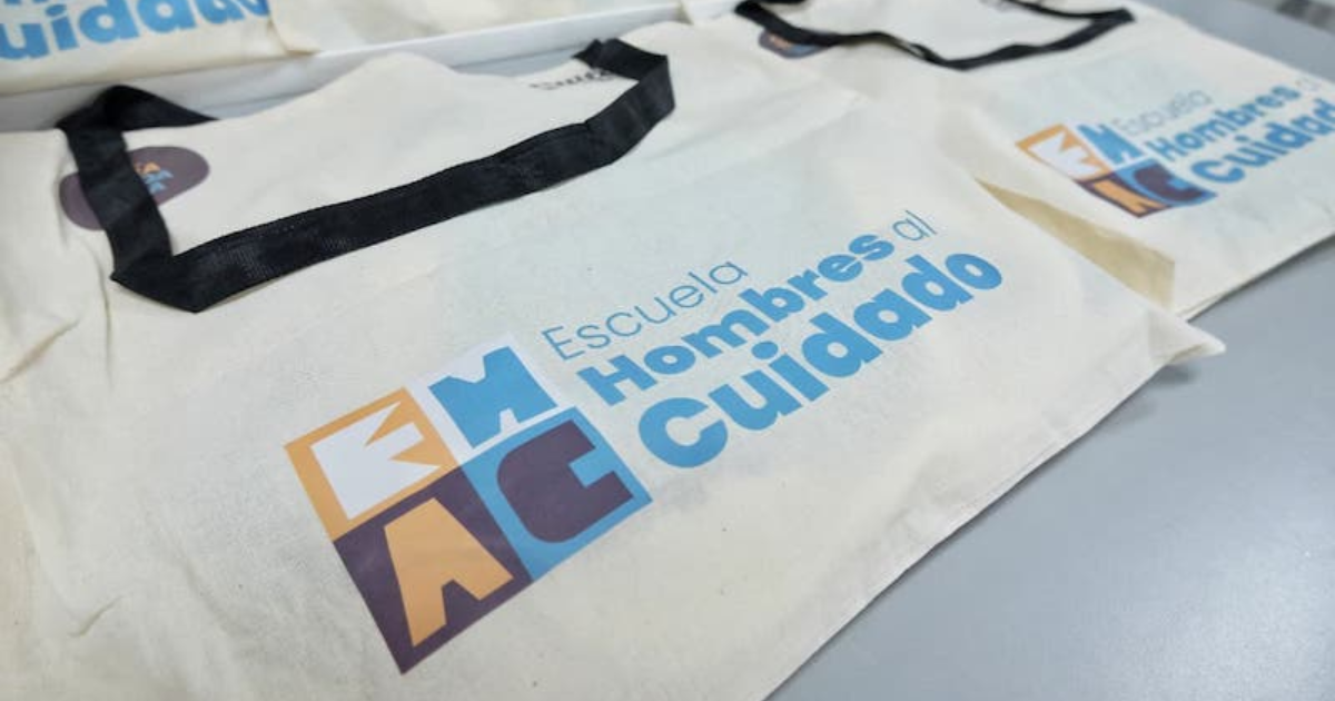 Imagen de unos talegos con el lema hombres al cuidado