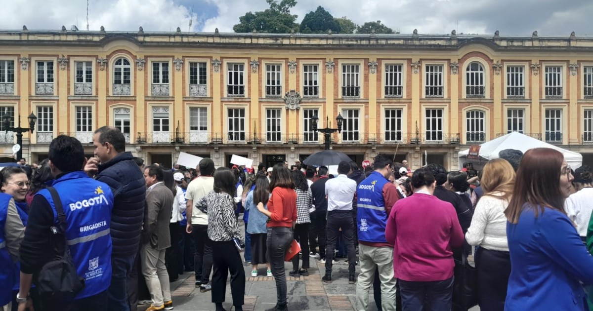 Foto de personas participando en el Simulacro Bogotá 2025