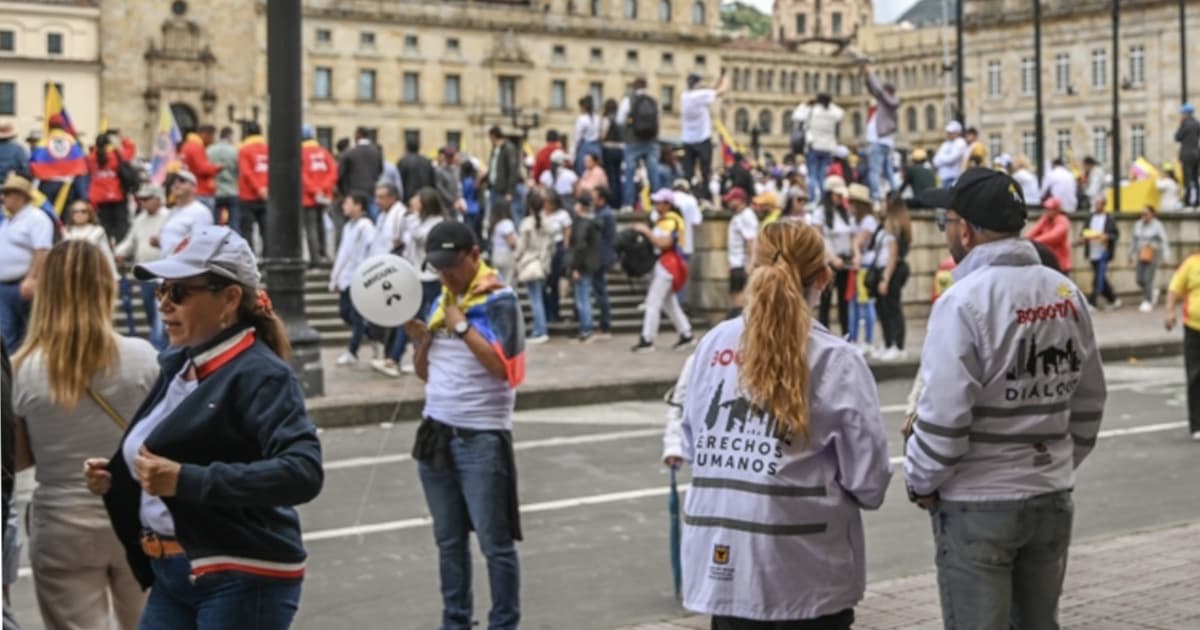 En la foto dos gestores de diálogo brindando apoyo en una protesta 