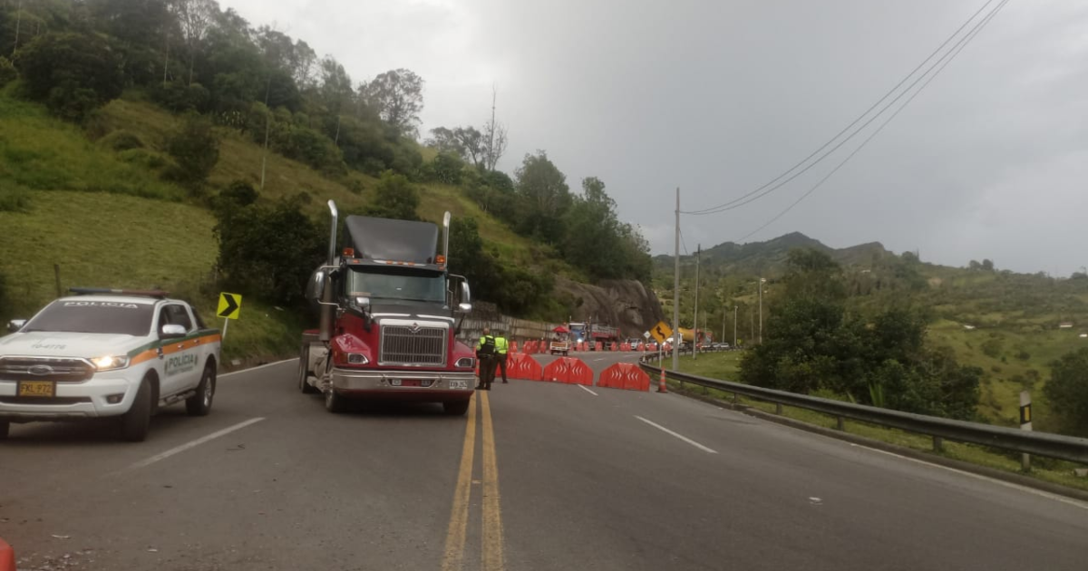 Imagen de una tractomula junto a una carro de policía en la Vía al Llano