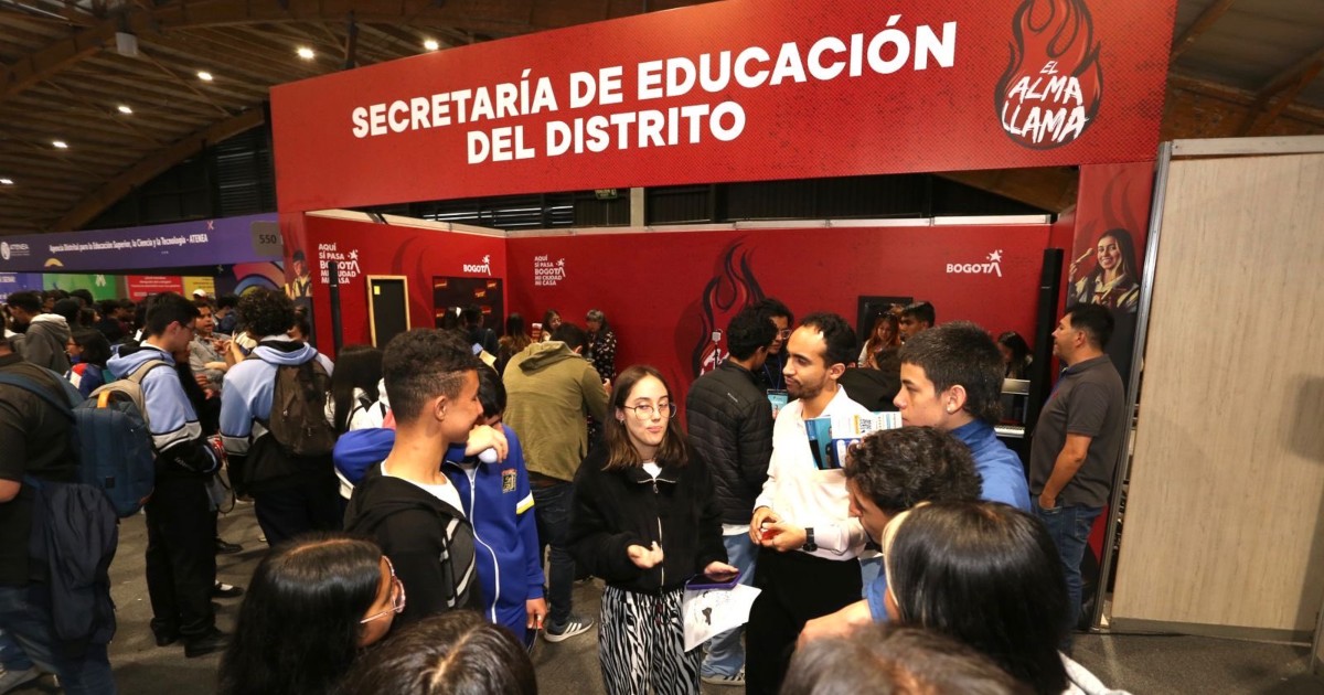 Foto que muestra personas hablando 