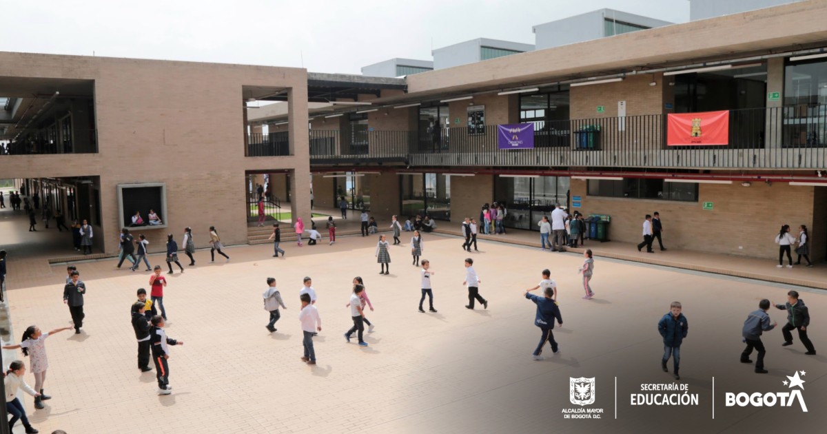 Foto que muestra estudiantes jugando en el patio de un colegio