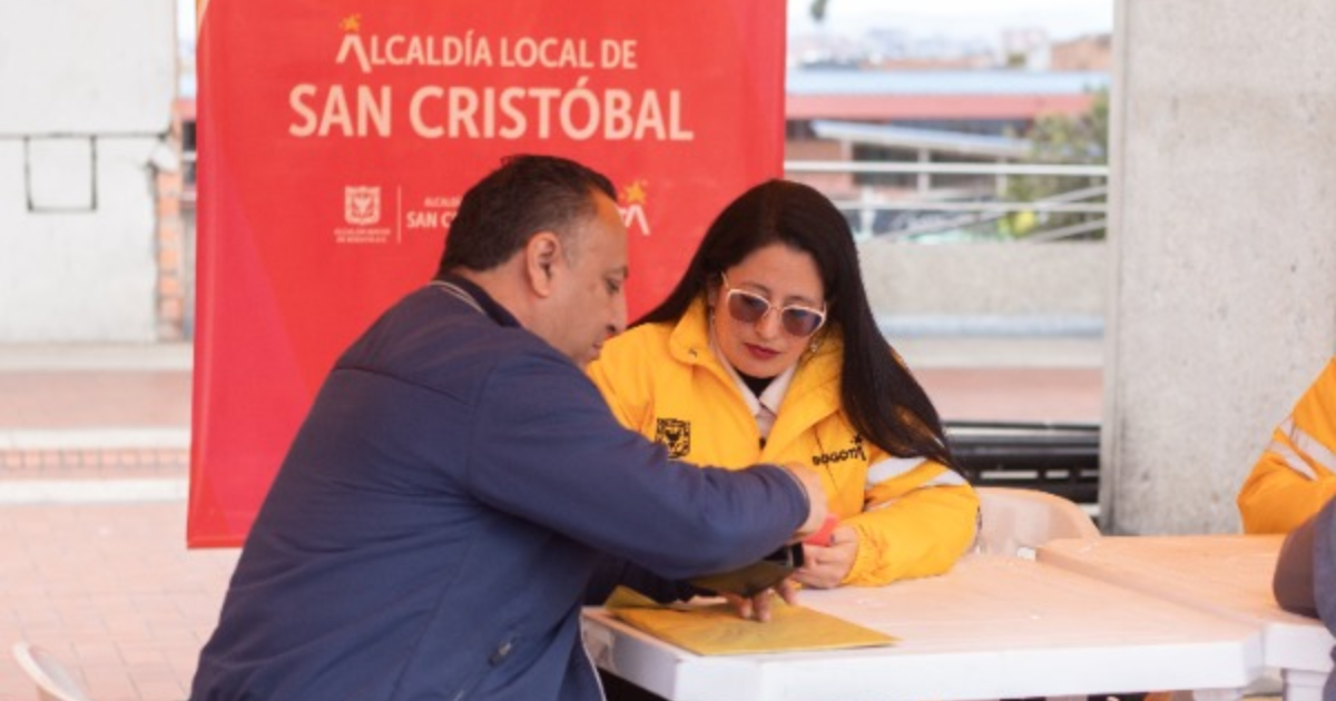 Imagen de una funcionaria de Integración Social atendiendo a una persona