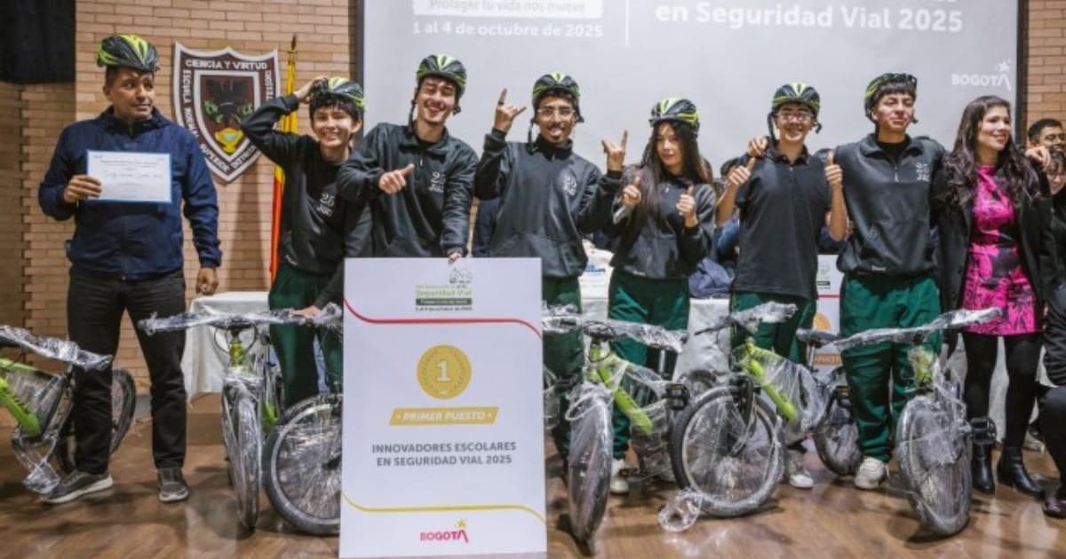 Foto de estudiantes junto a bicicletas en el evento Innovadores Escolares en Seguridad Vial - 2025
