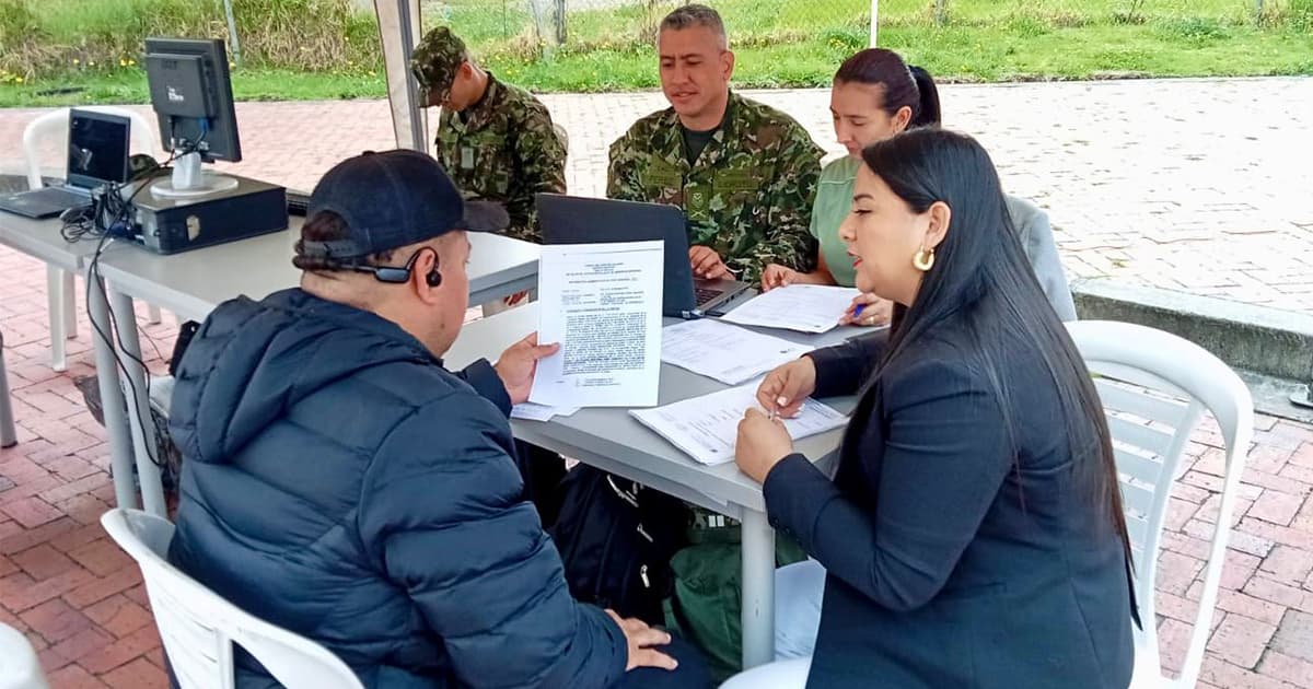 En la foto varias personas asistiendo a la jornada de inscripción 