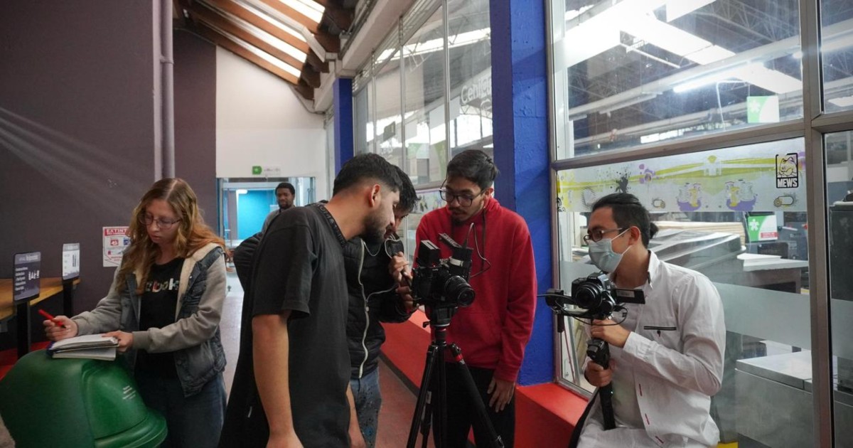 Foto que muestra personas revisando una cámara