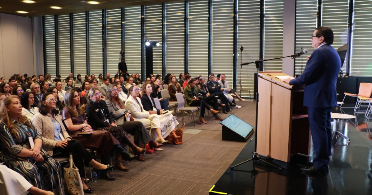 Foto de una persona hablando en un auditorio Durante la XI Jornada Distrital de Epidemiología