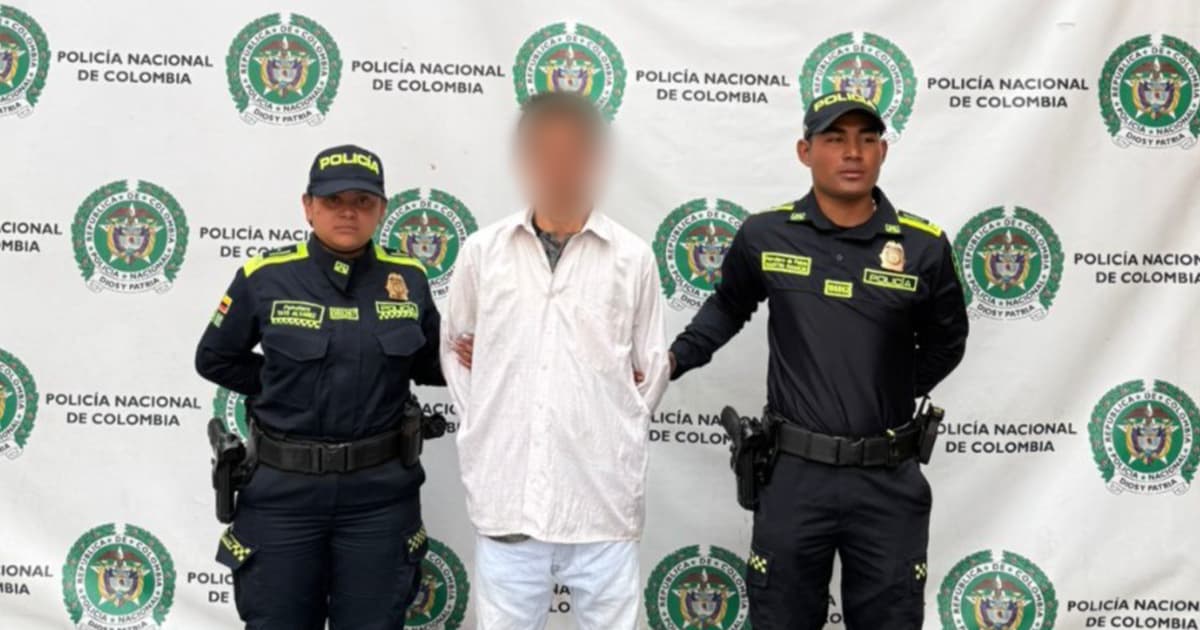 En la foto el hombre que abusó de la mujer capturado por la Policía