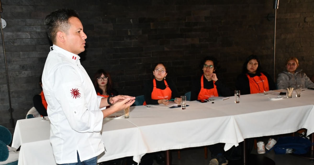 Imagen de un profesor de gastronomía impartiendo una clase