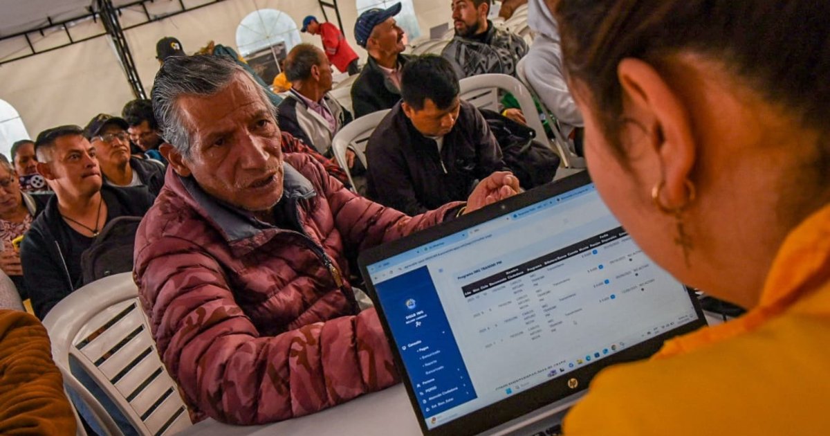 Imagen de una funcionaria de Integración Social atendiendo a un vendedor informal