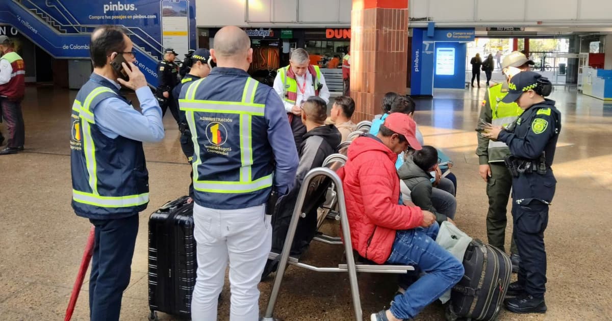 Personas de La Terminal y de La Policía verificando documentos a los pasajeros