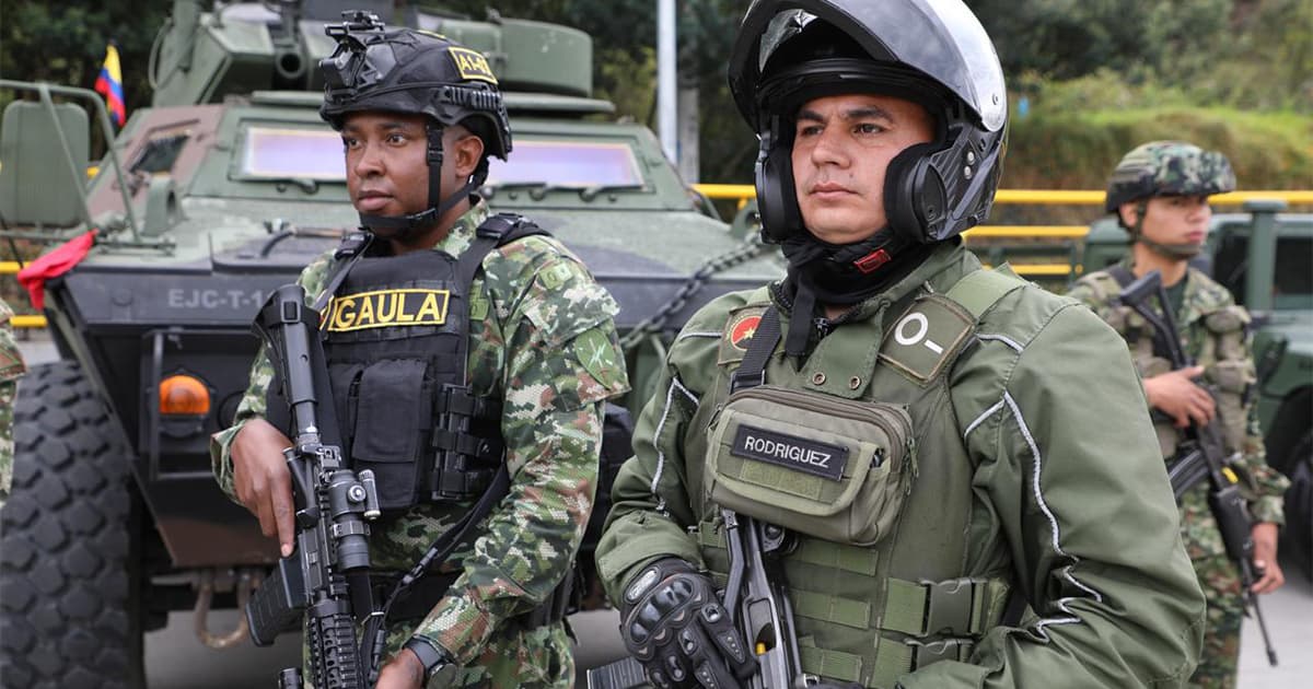 En la foto dos uniformados del Ejército Nacional brindando seguridad en las carreteras. 