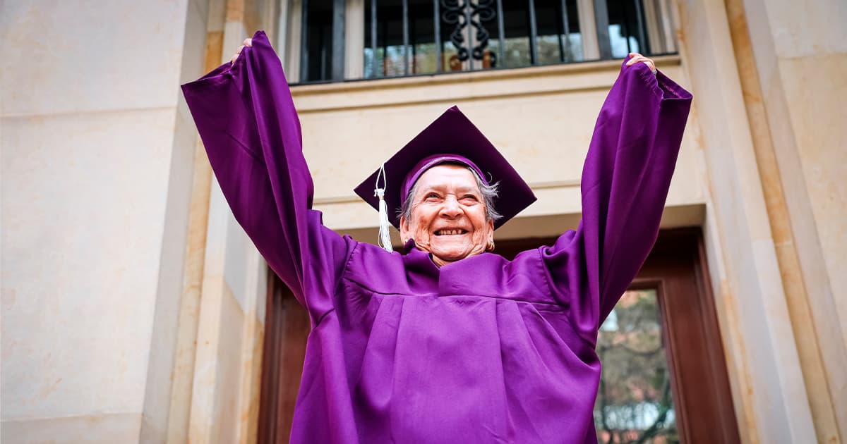 Una mujer de la tercera edad graduada