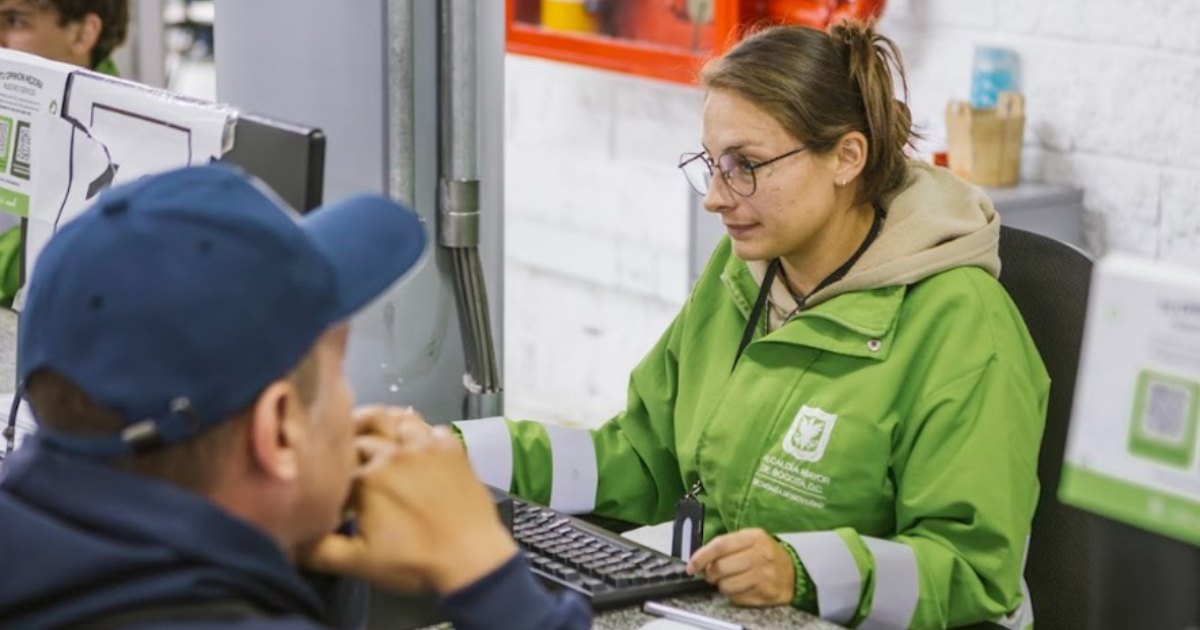 Foto de una persona realizando un trámite ante una persona de la Secretaría de Movilidad