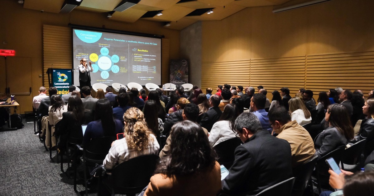 Foto que muestra personas en el evento de lanzamiento de la nueva convocatoria