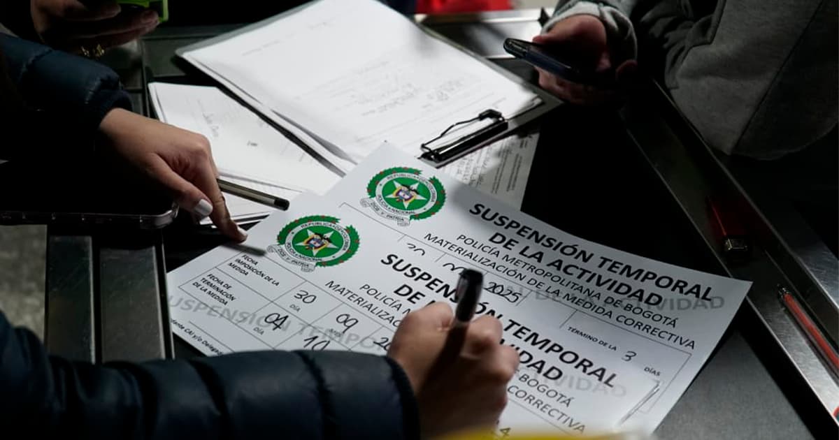 Foto de unos carteles de la Policía con la suspensión de un establecimiento de comercio