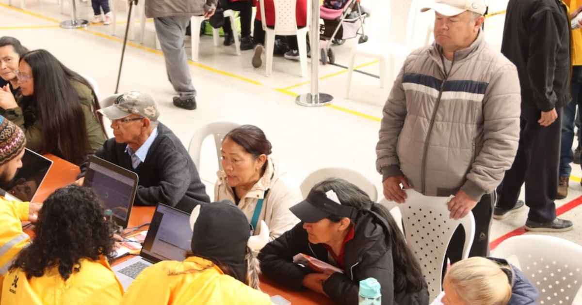 Imagen de funcionarios de integración social atendiendo a diferentes personas