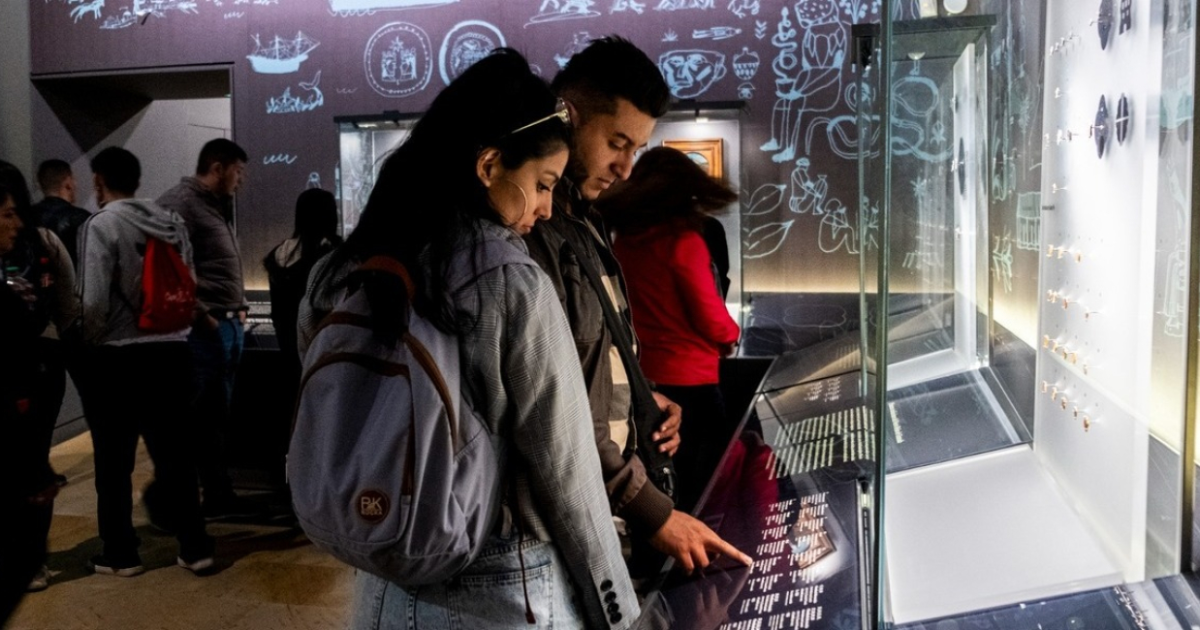 Imagen de una mujer y un hombre visitando la sala de un museo. 