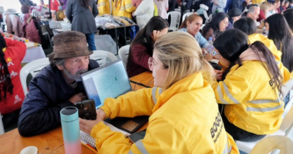 Imagen de funcionarios de Integración Social atendiendo a diferentes personas