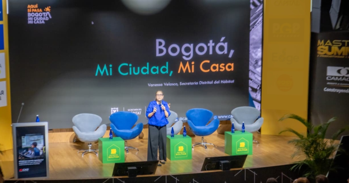 Foto en la que se encuentra la secretaria del Hábitat, Vanessa Velasco Bernal en su intervención durante el Master Summit 2025