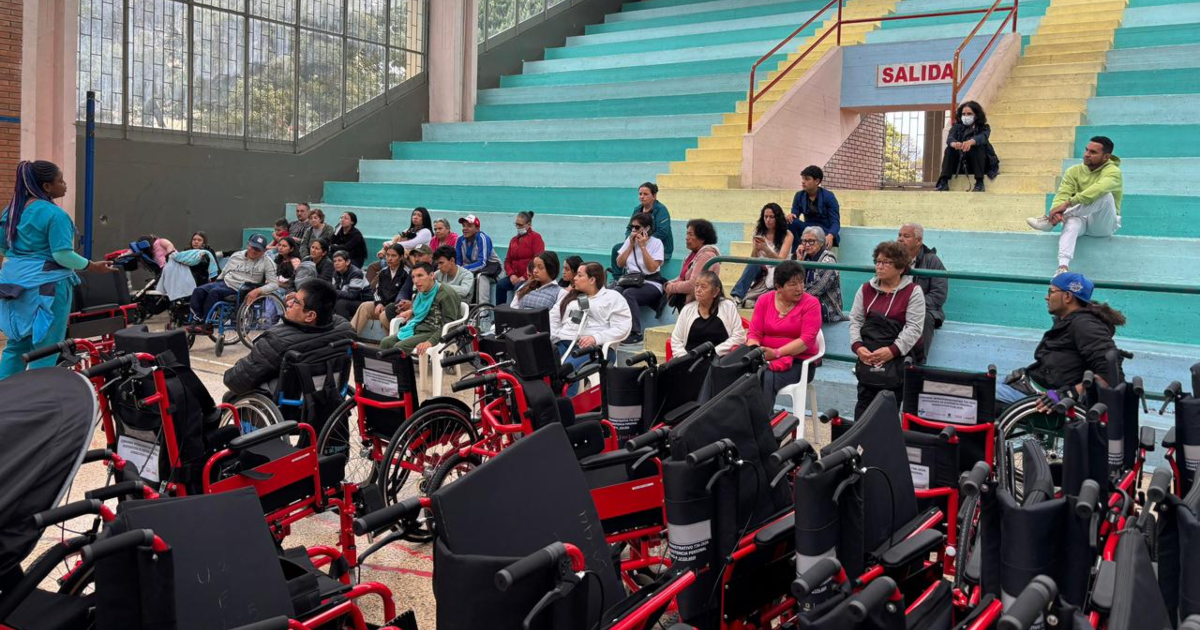 Imagen de varias personas sentadas al frente de varias sillas de ruedas