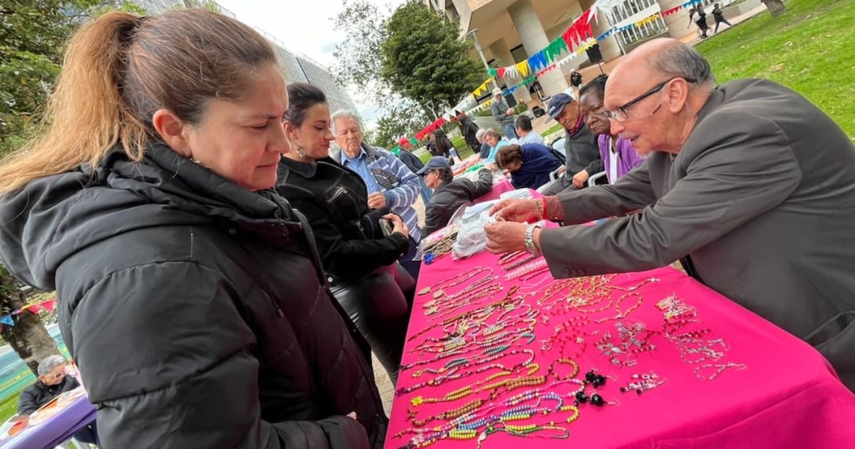 Persona mayor de 60 años con emprendimiento de joyas y accesorios