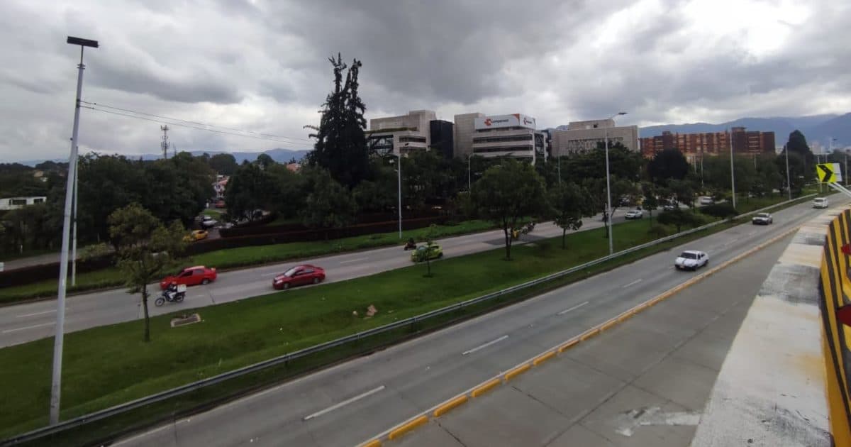 Foto de una vía de Bogotá donde resaltan varios vehículos